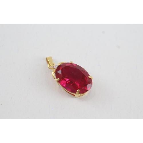 17 - 18ct gold red & white gemstone pendant (2.3g)