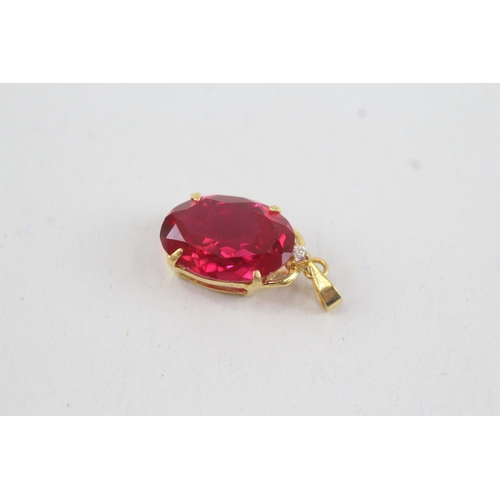 17 - 18ct gold red & white gemstone pendant (2.3g)