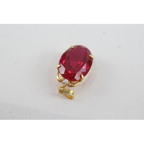 17 - 18ct gold red & white gemstone pendant (2.3g)