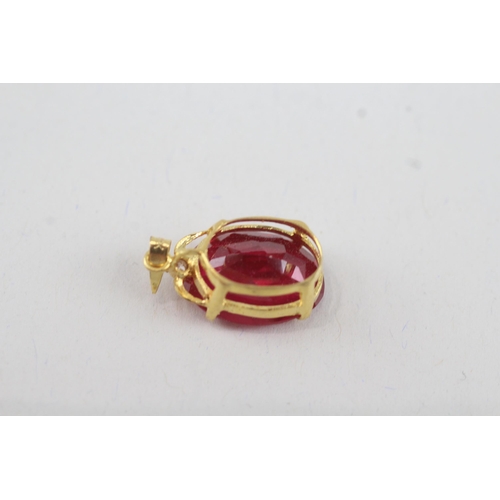 17 - 18ct gold red & white gemstone pendant (2.3g)