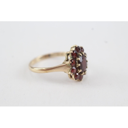 53 - 9ct gold vintage garnet cluster ring, claw set (2.5g) Size  N