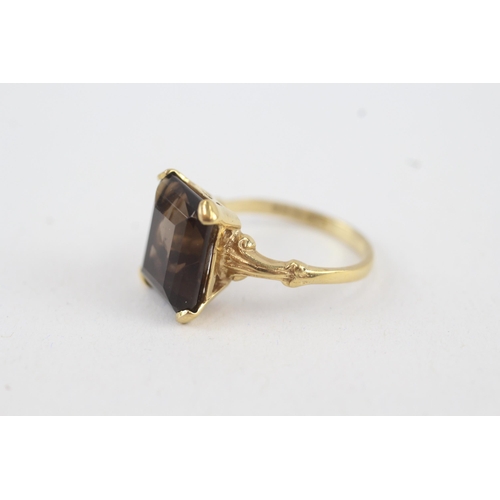 61 - 9ct gold vintage smokey quartz dress ring (2.7g) Size  M