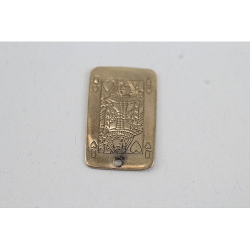 66 - 9ct gold vintage queen of hearts charm (1.5g)