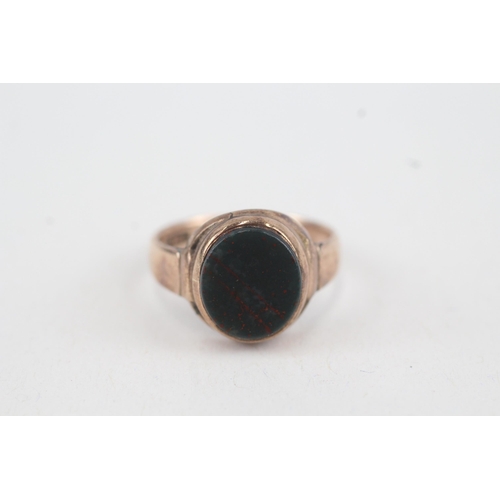 68 - 9ct gold antique bloodstone signet ring (3.9g) Size  O 1/2