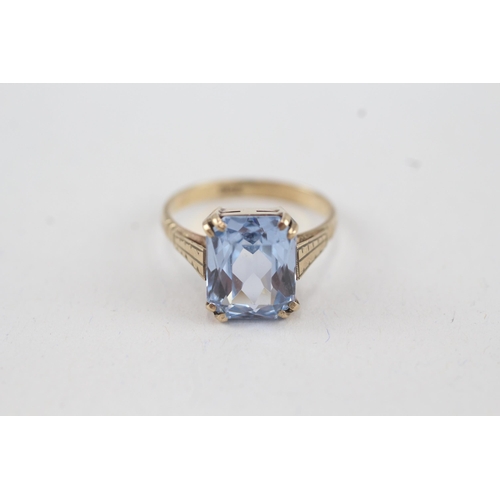 82 - 9ct gold blue gemstone dress ring with patterned shoulders (2.3g) Size  K