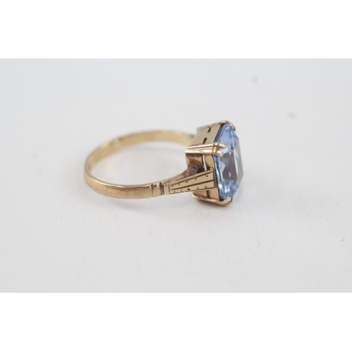 82 - 9ct gold blue gemstone dress ring with patterned shoulders (2.3g) Size  K