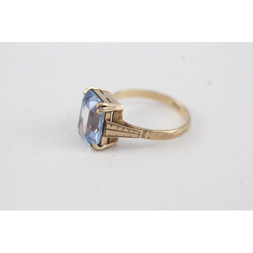 82 - 9ct gold blue gemstone dress ring with patterned shoulders (2.3g) Size  K