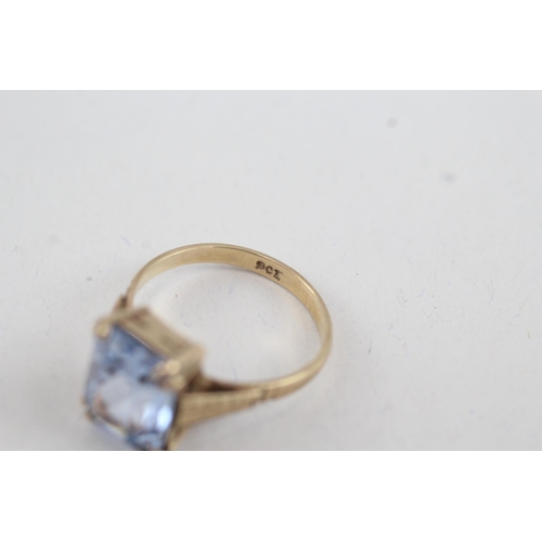 82 - 9ct gold blue gemstone dress ring with patterned shoulders (2.3g) Size  K