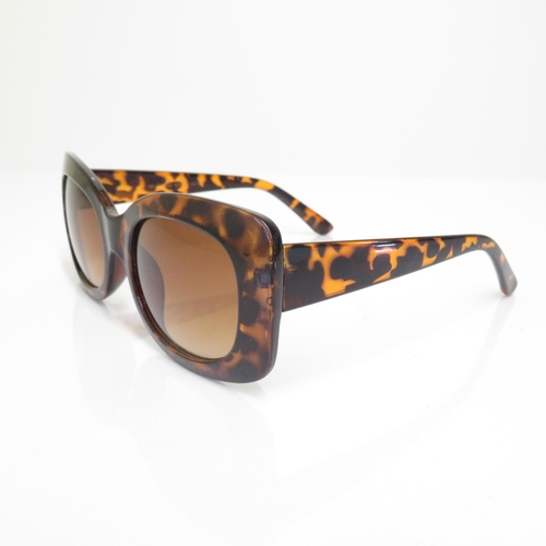 512 - 4 x Designer Sunglasses including Maria Granchvogel, Fendi, Giorgio Armani, Kate Spade  - All with C... 