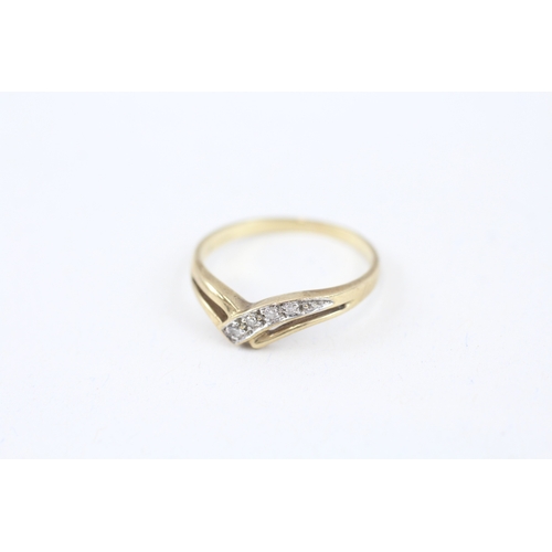 102 - 9ct gold diamond chevron ring with split shank (1.8g) Size  O