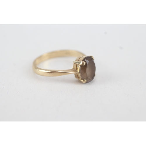 105 - 9ct gold oval smokey quartz single stone ring (2.3g) Size  N