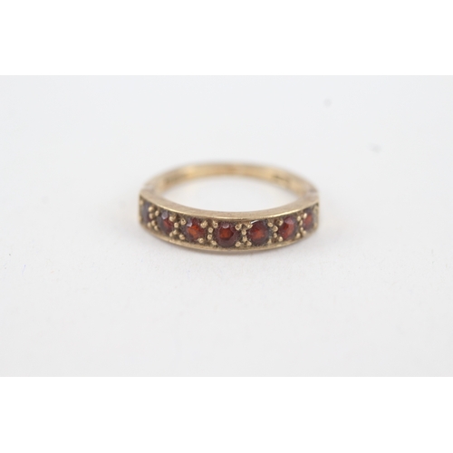 111 - 9ct gold garnet seven stone ring (2.5g) Size  N