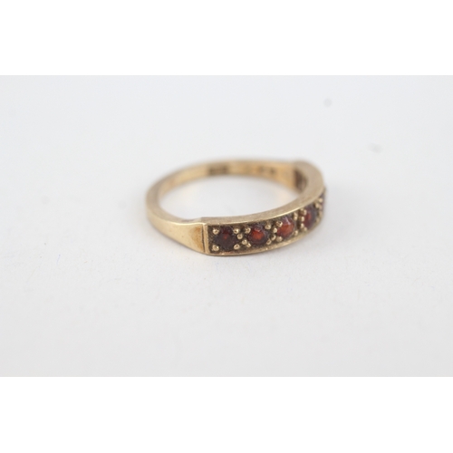 111 - 9ct gold garnet seven stone ring (2.5g) Size  N