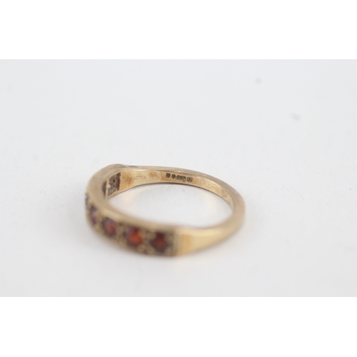 111 - 9ct gold garnet seven stone ring (2.5g) Size  N