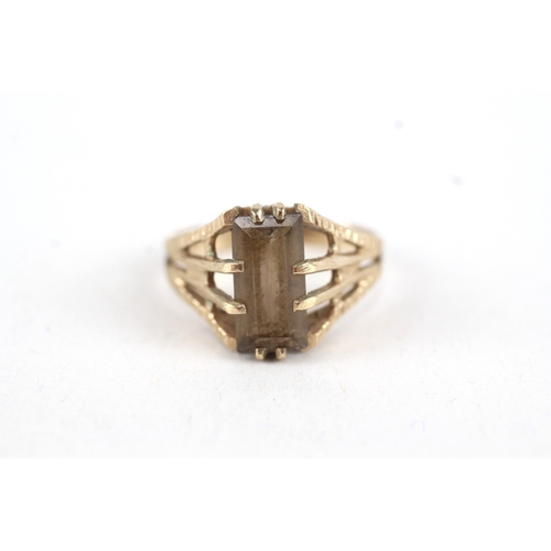 114 - 9ct gold smokey quartz single stone ring (3.3g) Size  K