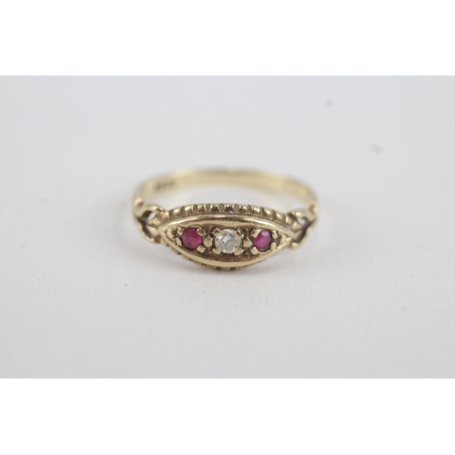 16 - 9ct gold diamond & ruby three stone ring (1.7g) Size  O