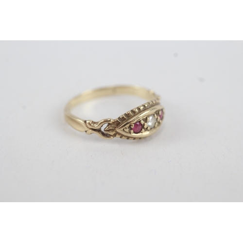 16 - 9ct gold diamond & ruby three stone ring (1.7g) Size  O