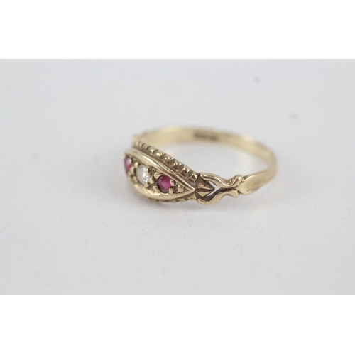 16 - 9ct gold diamond & ruby three stone ring (1.7g) Size  O