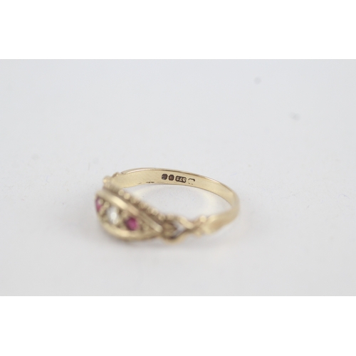 16 - 9ct gold diamond & ruby three stone ring (1.7g) Size  O