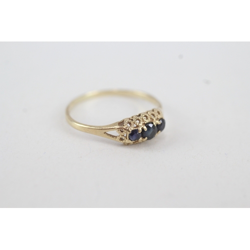 20 - 9ct gold sapphire three stone ring (1g) Size  N