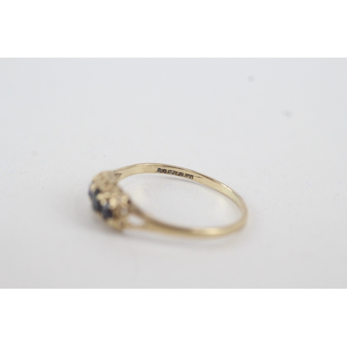 20 - 9ct gold sapphire three stone ring (1g) Size  N