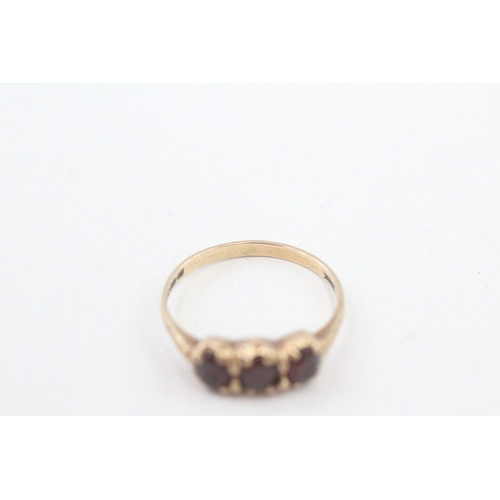 250 - 9ct gold vintage garnet three stone ring (2g) Size  O1/2