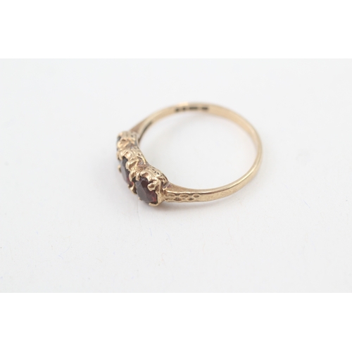 250 - 9ct gold vintage garnet three stone ring (2g) Size  O1/2