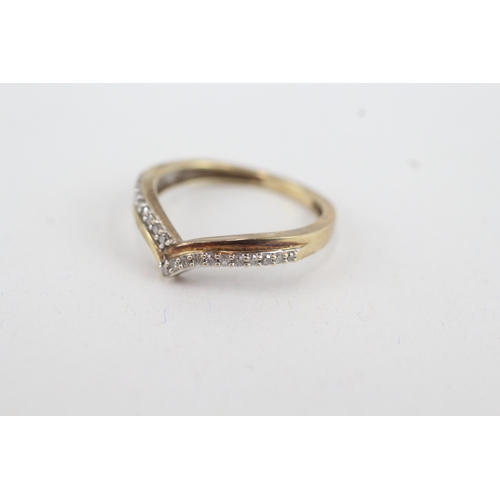 5 - 9ct gold diamond chevron ring (1.9g) Size  N