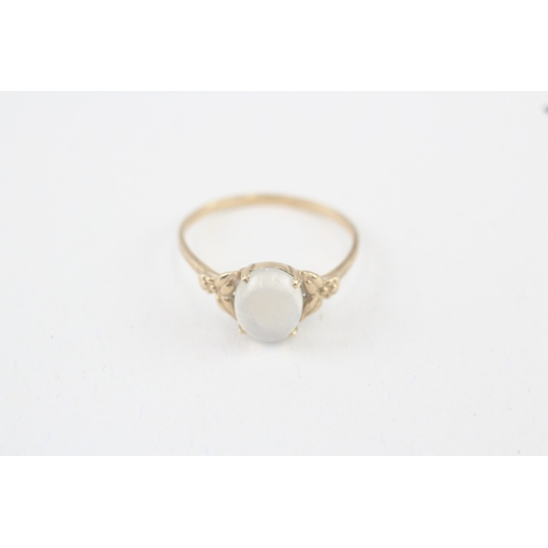 50 - 9ct gold oval cabochon moonstone single stone ring (1.7g) Size  Q