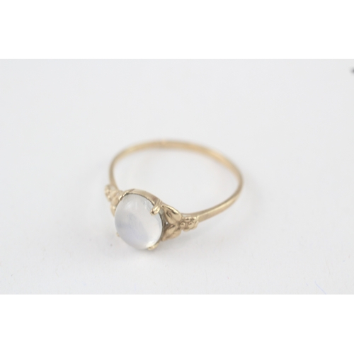 50 - 9ct gold oval cabochon moonstone single stone ring (1.7g) Size  Q