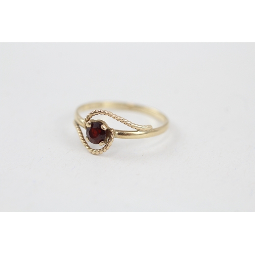 57 - 9ct gold garnet single stone openwork ring (1.1g) Size  M