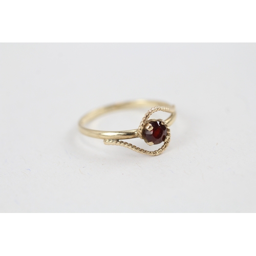 57 - 9ct gold garnet single stone openwork ring (1.1g) Size  M