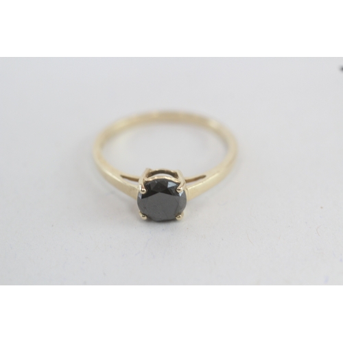 68 - 9ct gold black gemstone solitaire ring (1.5g) Size  O 1/2