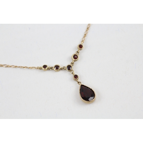 7 - 9ct gold garnet drop necklace with integral chain (6.2g)