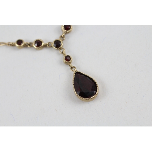 7 - 9ct gold garnet drop necklace with integral chain (6.2g)