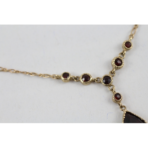 7 - 9ct gold garnet drop necklace with integral chain (6.2g)