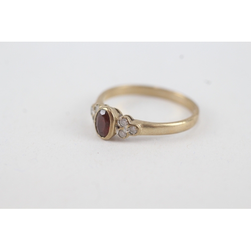 71 - 9ct gold garnet & cubic zirconia trefoil ring (2g) Size  P 1/2