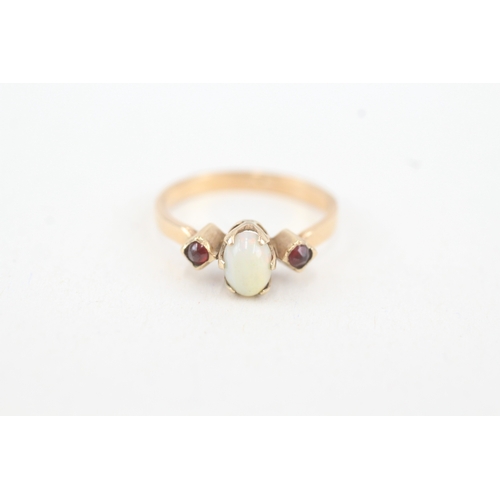 79 - 9ct gold opal & garnet three stone ring (2g) Size  M