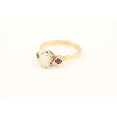 79 - 9ct gold opal & garnet three stone ring (2g) Size  M