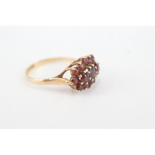 80 - 9ct gold garnet cluster ring (3.4g) Size  R 1/2