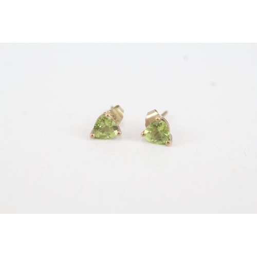 84 - 9ct gold heart peridot stud earrings (0.7g)