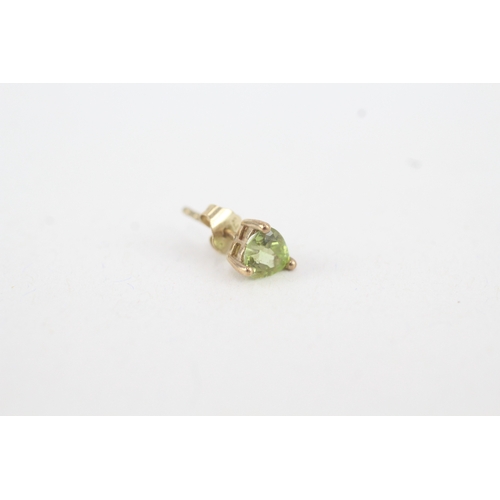 84 - 9ct gold heart peridot stud earrings (0.7g)