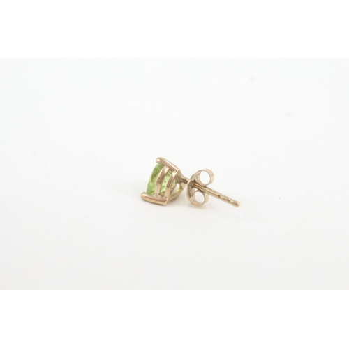 84 - 9ct gold heart peridot stud earrings (0.7g)