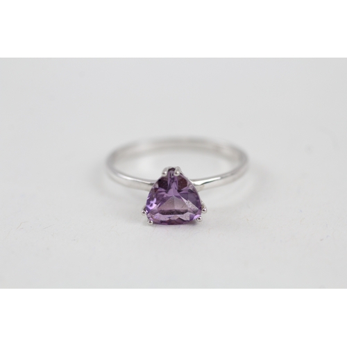 9 - 9ct white gold trillion amethyst single stone ring (1.5g) Size  O