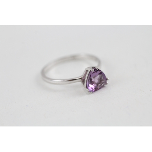 9 - 9ct white gold trillion amethyst single stone ring (1.5g) Size  O