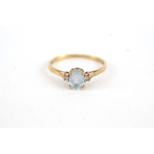 95 - 9ct gold aquamarine & white sapphire three stone ring (1.3g) Size  R 1/2