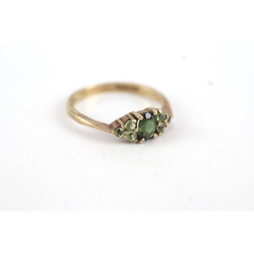 97 - 9ct gold tourmaline & peridot trefoil ring (2g) Size  O 1/2