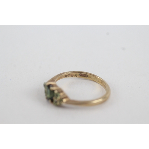 97 - 9ct gold tourmaline & peridot trefoil ring (2g) Size  O 1/2