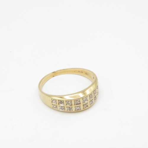 252 - 9ct gold diamond two row half eternity ring (2.7g) Size  R