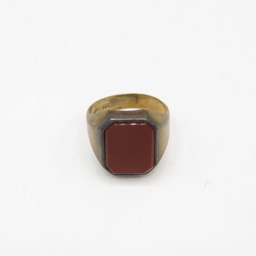 272 - 8ct gold vintage carnelian signet ring, bezel set (5.1g) Size  Q